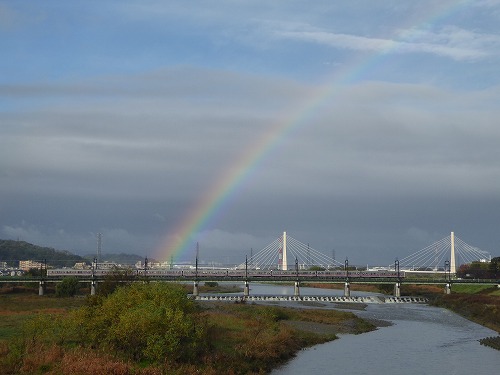 虹のかかる橋からの京王電車