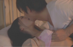 夏子先生とベットでキスする明