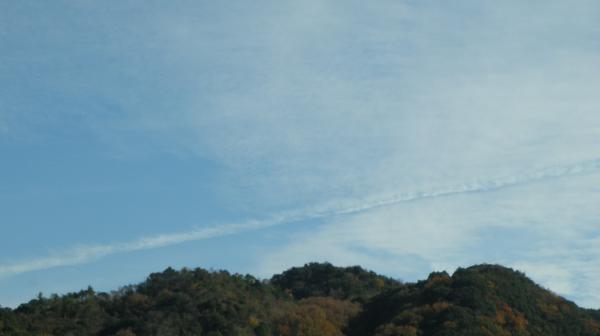 なかなか消えない飛行機雲